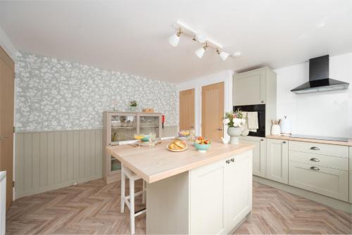 Hideaway Cottage W Hot Tub