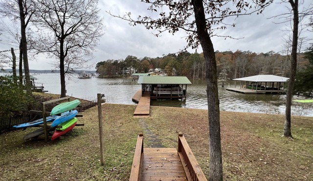 Hideaway Cove - Lots of space, air hockey table, screened porch, Fishing Dock