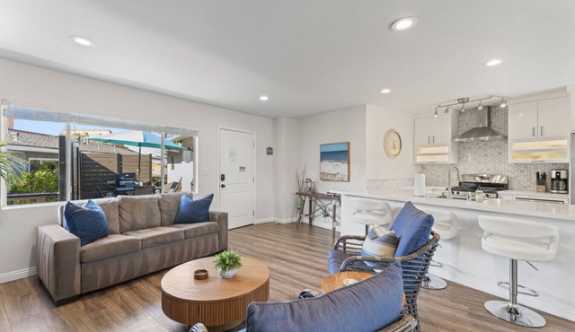 Hideaway D- Walk to the beach, Downtown, AC!