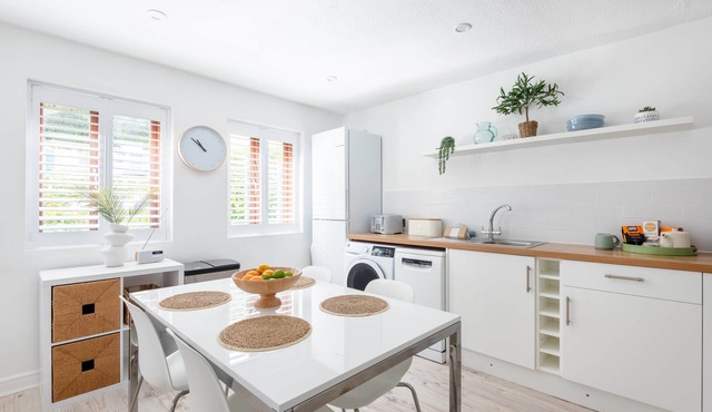 Hideaway - Exclusive marina village, town centre, parking