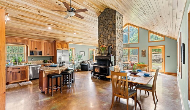 Hideaway Farmhouse Suite on Signal Hill with Hot Tub