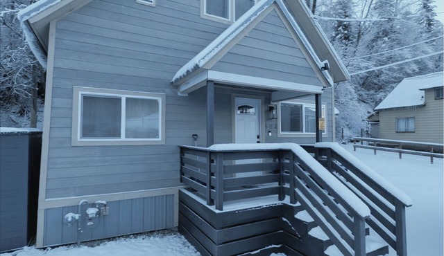 Hideaway Haven- In town 5 bedroom Snowy Mountain Chalet in Charming Wallace