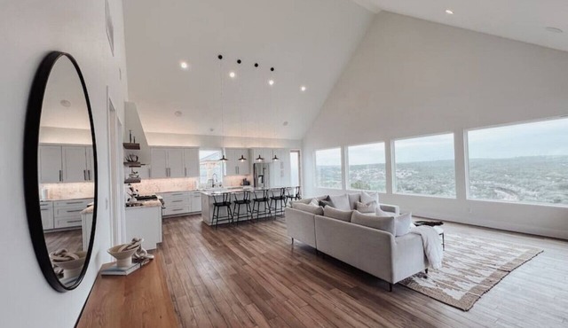 Hideaway Hill Country · Luxury Home with Stunning Views and Hot Tub