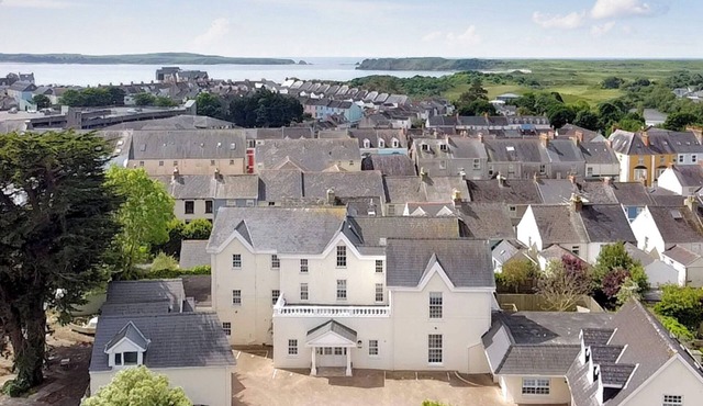 HIDEAWAY HOUSE AT THE HIDEAWAY, family friendly in Tenby