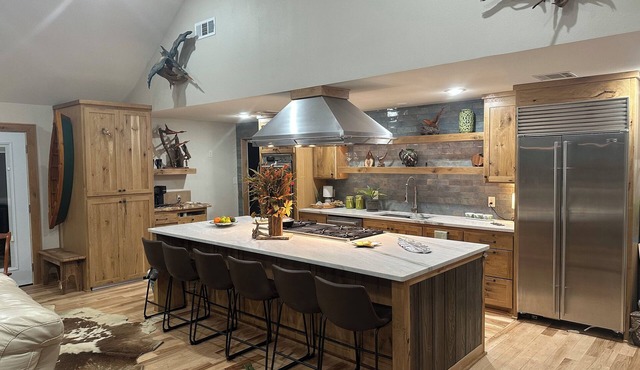 Hideaway Lodge in the Pines, home with coziness, comforts of home