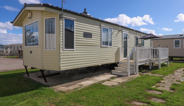 HIDEAWAY LODGE, pet friendly, country holiday cottage in Abergele