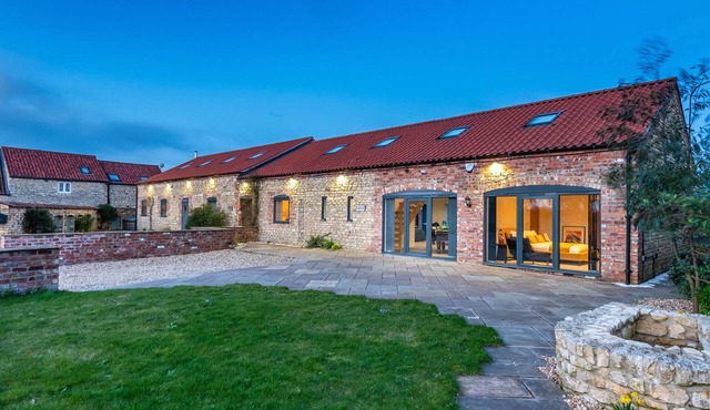 HIDEAWAY, pet friendly, luxury holiday cottage in Scampton