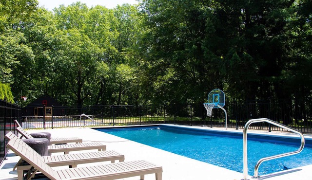 Hideaway - Pickleball Court, Private Pool, Hot Tub, Sleeps 25!