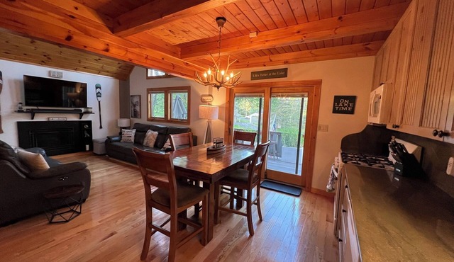 Hideout,2 King Beds,3 bunk beds,Linens,walk to Ski Hill, Beach and Pool! Creek!