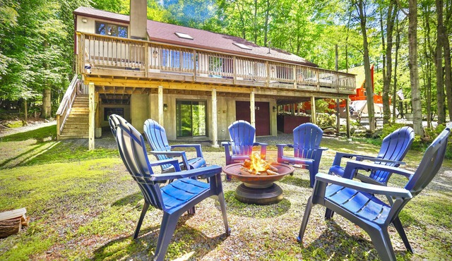 HIDEOUT 4BR RETREAT BIG DECK,GAME RM, FIREPIT,FIREPLACE 6BIKES KAYAKS GOLF POOLS