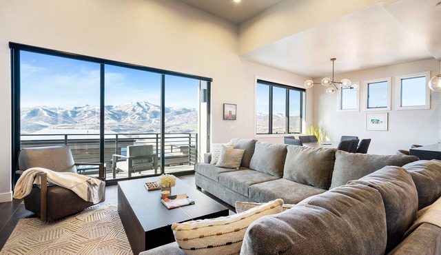 Hideout Haven: Luxe Retreat w/Lake View & Hot Tub