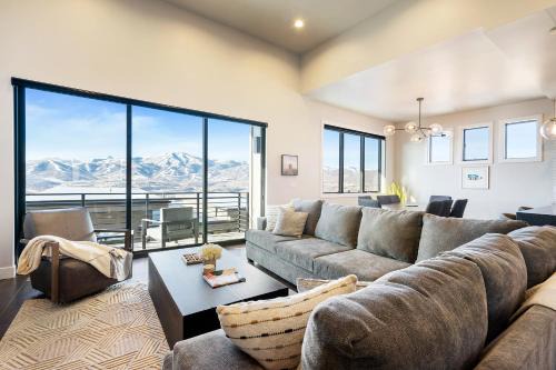 Hideout Haven Luxe Retreat with Lake View and Hot Tub