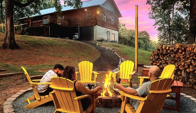 Hideout Haven- SPA-Firepit-Game Room-Outdoor Cinema-Dog Friendly-Near Wineries!