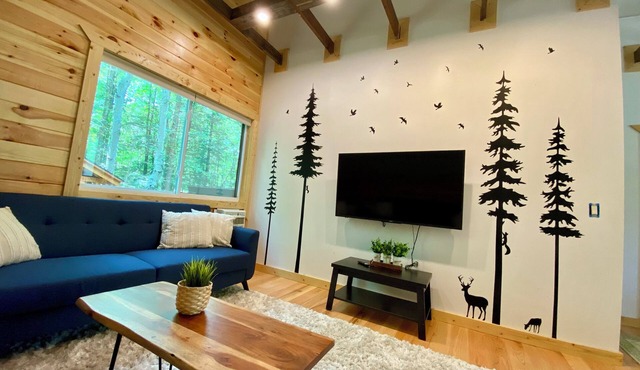 Hideout Home With 2 Minutes To Pool/Beach and Ski Lift