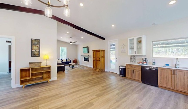 "Hideout" New 1 Bedroom on 8 Acres. Hot Tub & More!