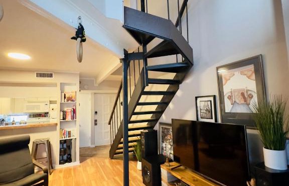 HiFi Sound & Comfort - Uptown Dallas/2-story loft
