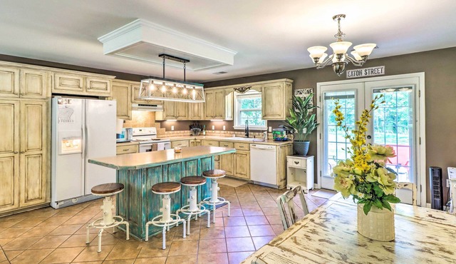 Higden Home w/Furnished Porch, Spacious Yard