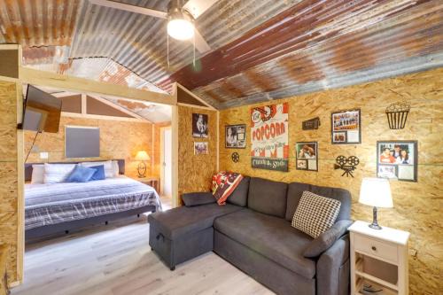 Higden Studio w/Private Deck < 1 Mi to Lake!