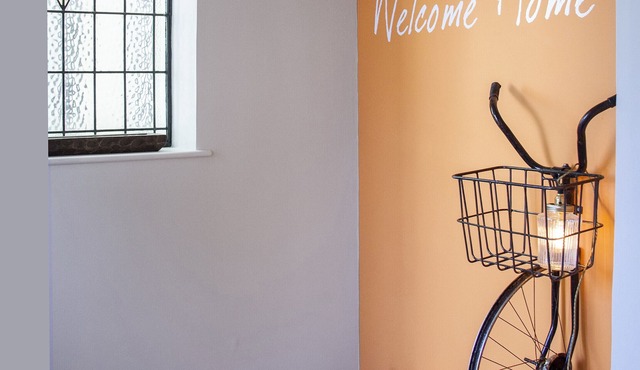 higgihaus (#46, 2-4 Bed ). Small Groups. Hip Location. Sleeps 4 - 10.