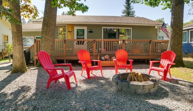 Higgins Lake Cottage with Private Fire Pit and Grill!