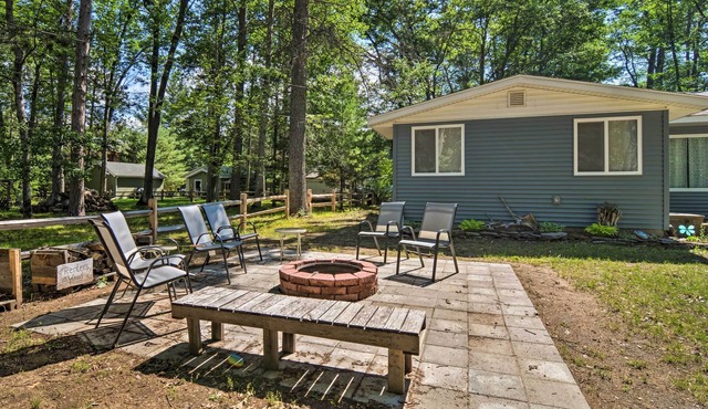 Higgins Lake Getaway w/Fire Pit, Walk to Beach!