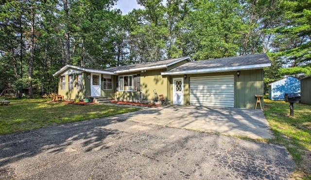 Higgins Lake Getaway with Fire Pit, Walk to Beach!