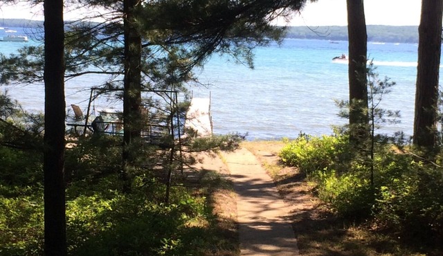 HIGGINS LAKE LAKEFRONT 4BED/2BA ON EXPANSIVE SANDY BEACH INCLUDES BOAT MOORING