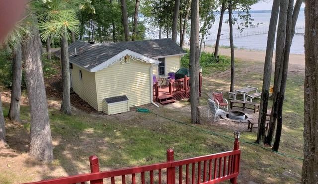 Higgins Lakefront Cozy Beach House with Private Boat Mooring Onsite - Brass Bell