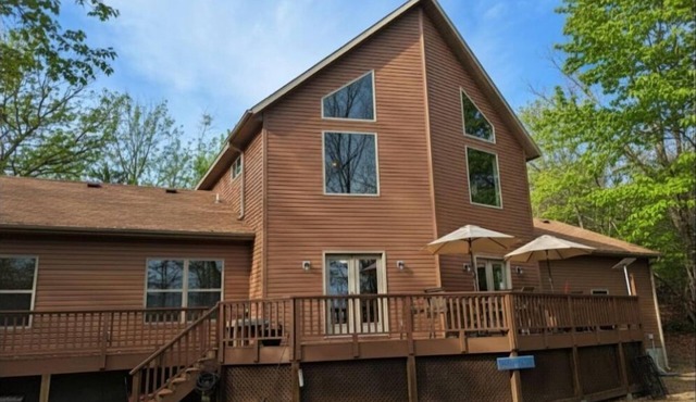 Higgy's Cove .Easy lake access home that offers space for family and friends.