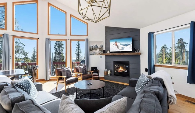 High Alpine Lodge🍃Stunning views of Pikes Peek🏔️Hot Tub♨️Garage🚙4 Bedrooms🛏️