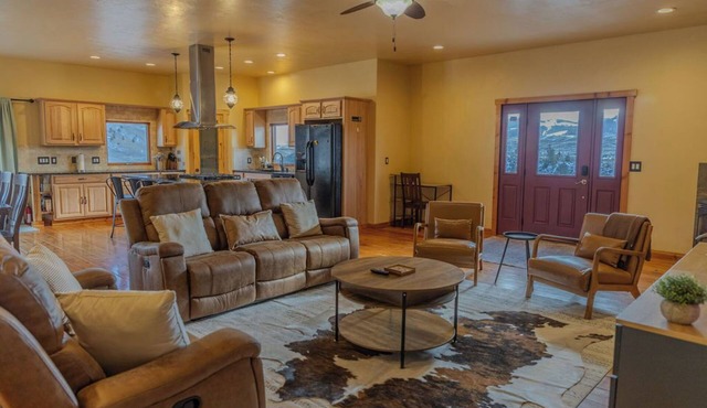 High-Altitude Adventure Lodge Togwotee Ranch 3BR Sleeps 8 Full Kitchen