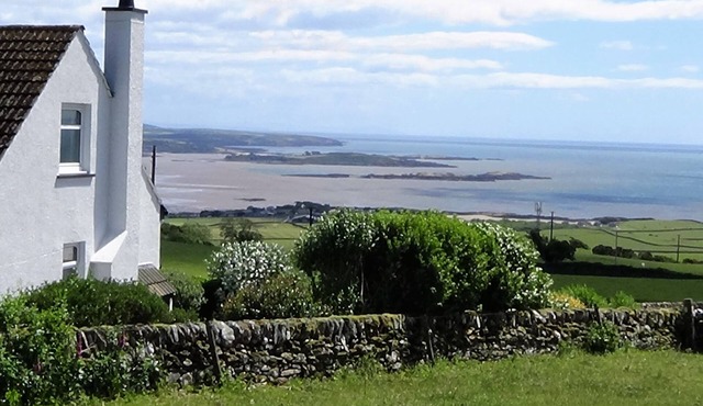 High Auchenlarie Cottage - a cottage that sleeps 6 guests in 3 bedrooms