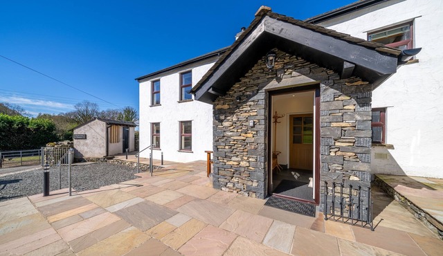 High Brow Edge Farm House - Large house with a log-burner. Dog-friendly