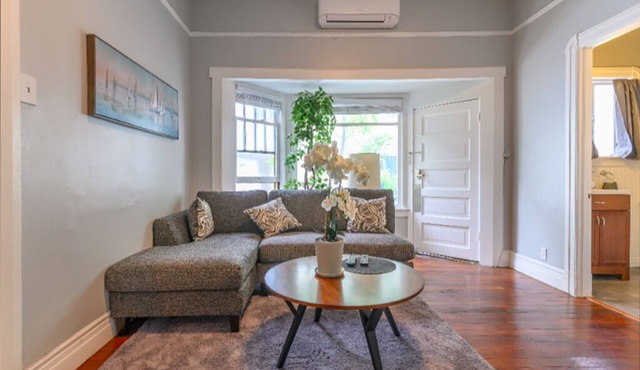 High Ceiling, Cozy 1BR Apt, Walk to Metro & Shops