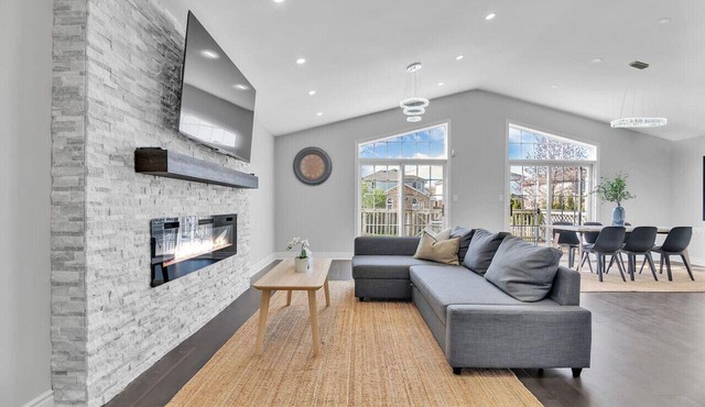 *High-Ceiling* Home & *Relaxing Patio* in Waterloo