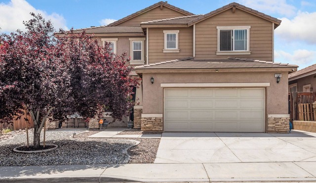 High Desert Cozy Nest!nBig & Cozy Desert Getaway/4BR 3BA Hot Tub&Fire Pit