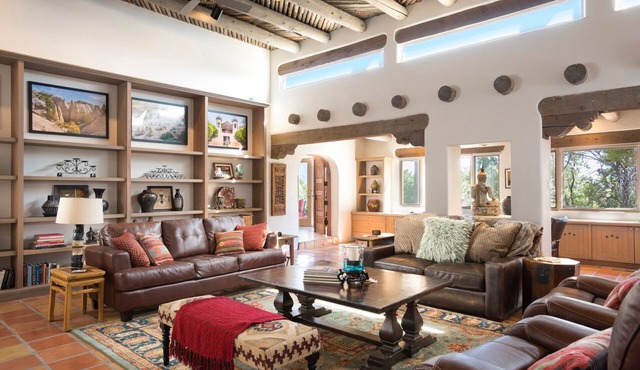High Desert Hacienda - 6 bedrooms/5 1/2 bathrooms/AC - minutes from the Plaza