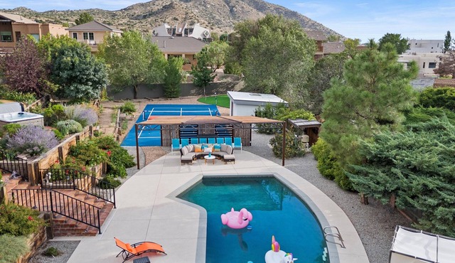 High Desert Oasis- 5 Bedroom, Pool, Hotub, Pickleball, Gym, Game Room, Putt Putt