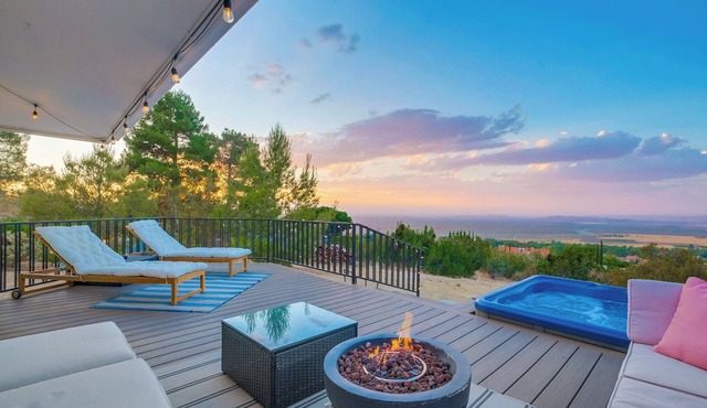 High Desert Scenic Getaway! Hot Tub, BBQ, Fire Pit - 80 mins from LA