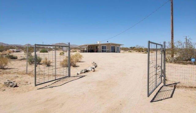 HIGH DESERT VISTAS 1960 HOMESTEAD CABIN ON 5 ACRES