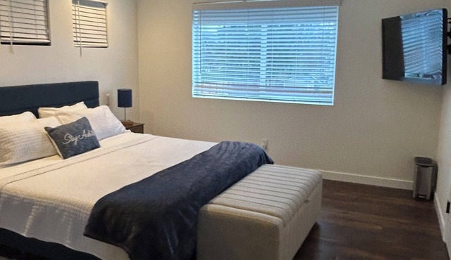 High‑end 1 bdrm apt w/epic Mt Rainer views,rooftop deck & glowing guest reviews.