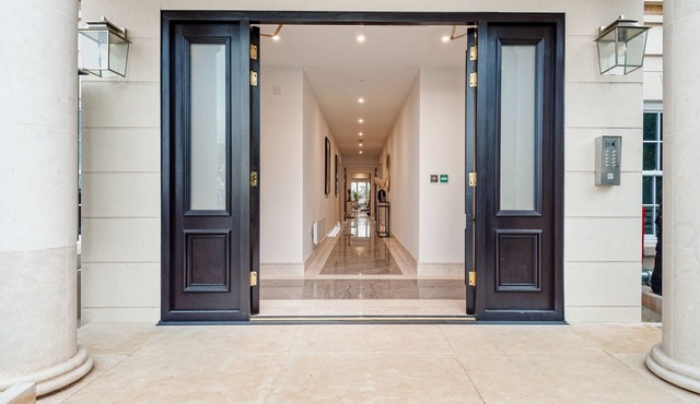 High End 1 BR Apt, 2 Beds Desirable Chigwell