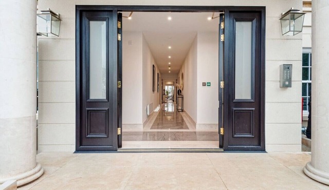 High End 1 BR Apt, 2 Beds Desirable Chigwell