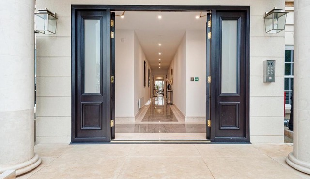 High End 1 BR Apt, 2 Beds Desirable Chigwell CHCL F3