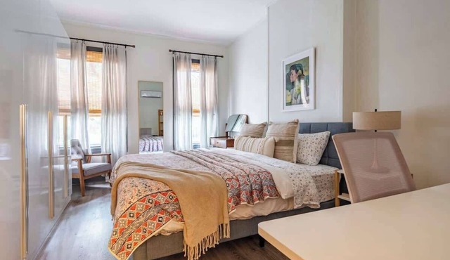 High end 1B apt, laundry, 10ft ceilings, king bed