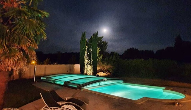 High-end apartment air conditioning swimming pool spa sauna fitness bikes ping pong, jeu de boules