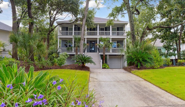 High-End Beach Home, Walking Distance to Beach & Close To Town - On The Half Shell!