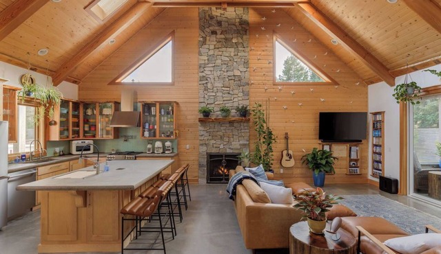 High end cabin with singular, custom touches. Hot tub, Fire table