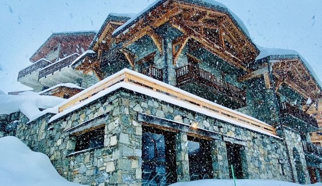 High-end chalet of 400 m² with indoor swimming pool, exceptional view.