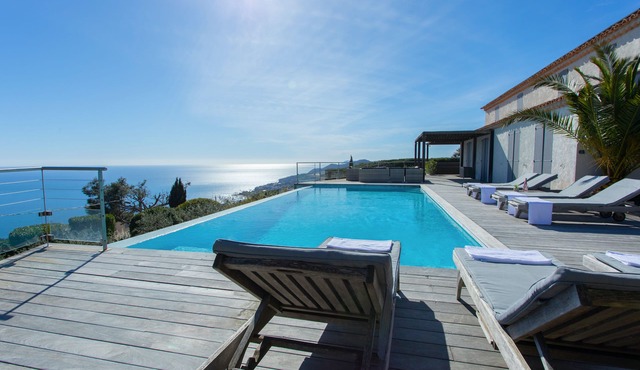 High-end contemporary house, exceptional view, air con, heated pool and jacuzzi